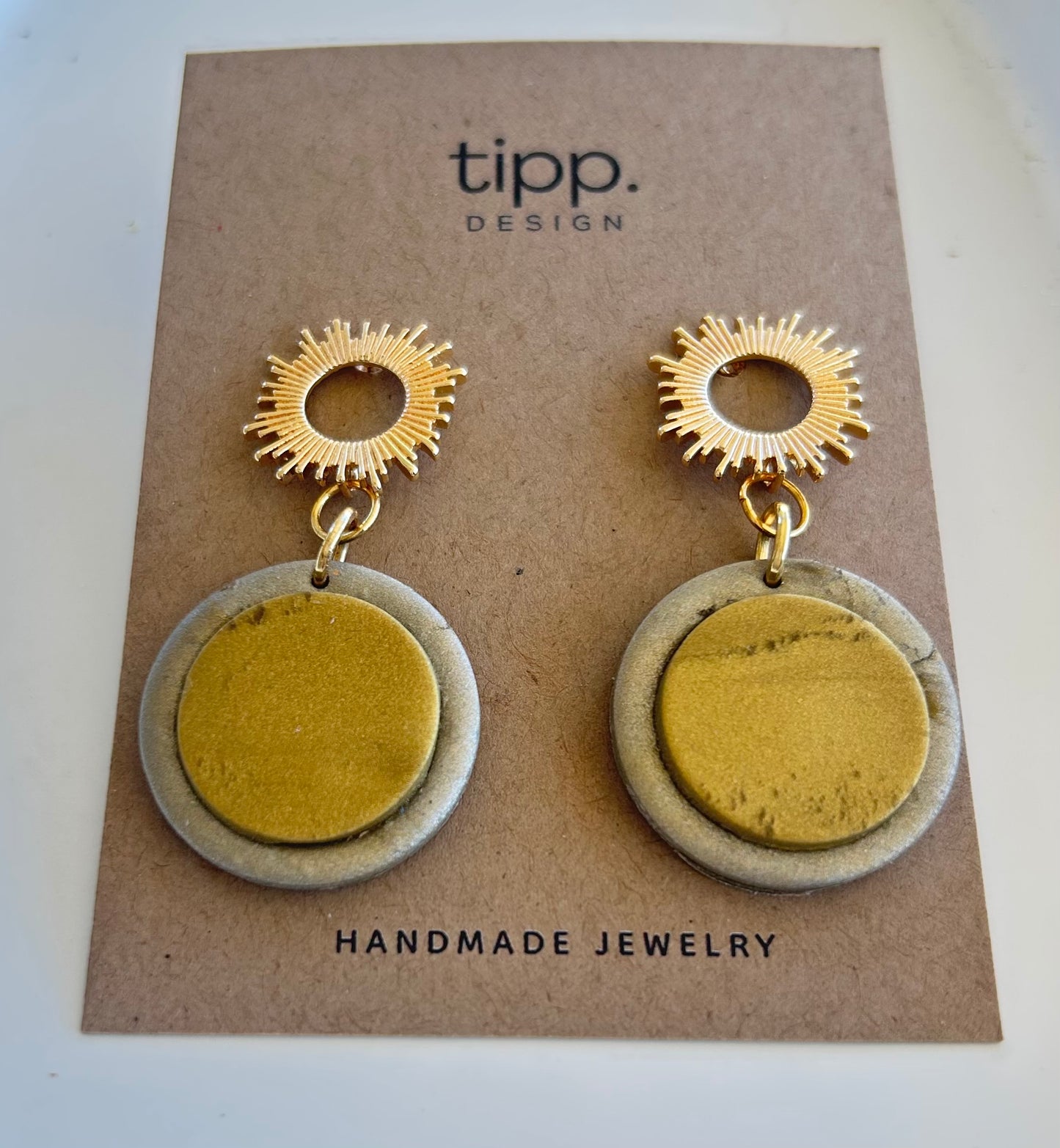 Sleek & Chic Gold Sun